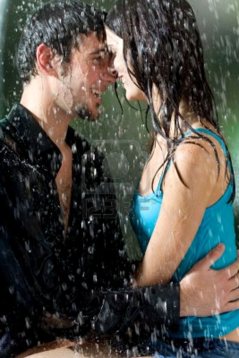 Горячая страсть в душе. Парень и девушка под дождем. Двое под дождем. Двое под дождем летом. Девушка под дождем.